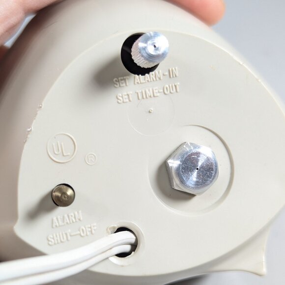 Vintage 1950s Triangular Ingraham electric alarm clock (wired) White pearl face - Picture 5 of 12